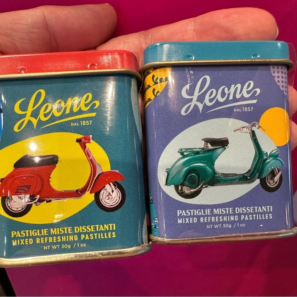 Vespa- Leone In Tin Box (Rare). NWT